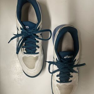 Boys size 6.5 ASICS tennis shoe